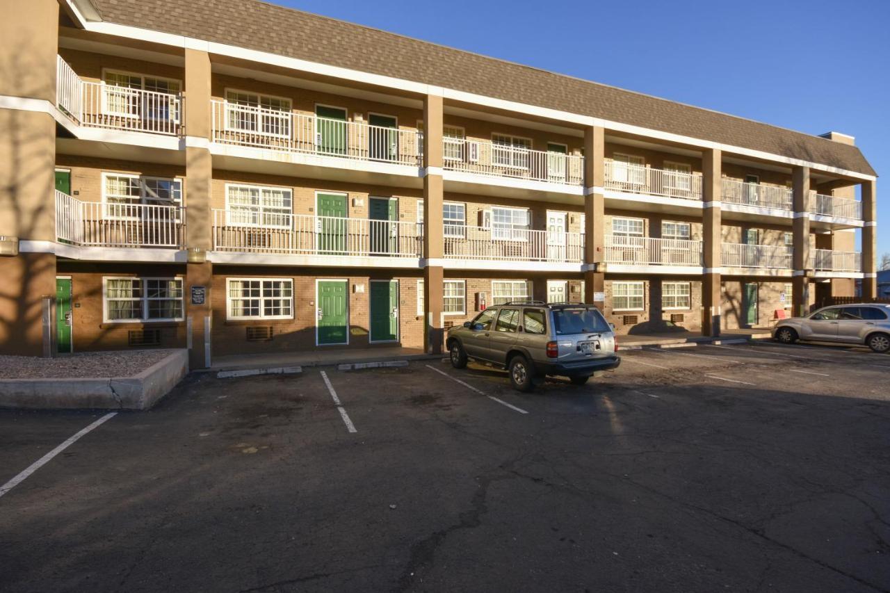 Hometowne By Red Roof Denver - West Motel